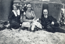 818303 Afbeelding van P. van Dorssen (1885-1957, onderwijzer op de W.G. van de Hulstschool) (rechts) op het strand op ...